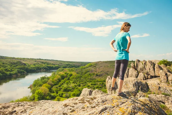 Chica en la cima de la montaña —  Fotos de Stock