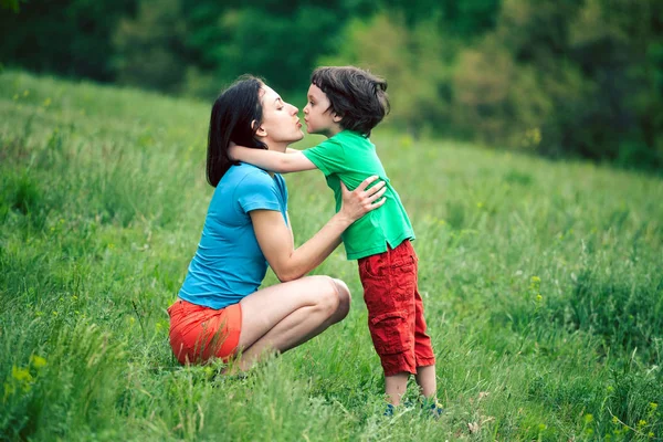 El hijo besa a su madre . —  Fotos de Stock