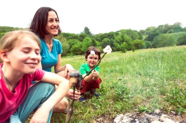 Doğada aile tatili.