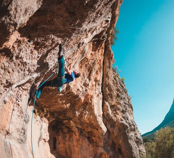 Homme Grimpe Rocher Escalade Dans Nature Fitness Extérieur Mode Vie — Photo