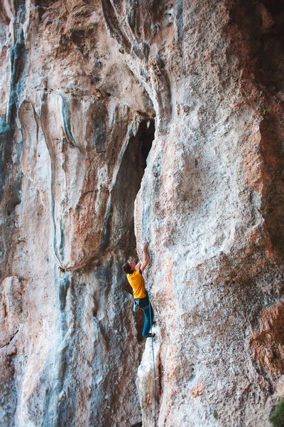 Homme Grimpe Rocher Escalade Dans Nature Fitness Extérieur Mode Vie — Photo