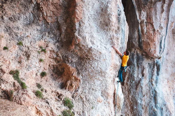 Homme Grimpe Rocher Escalade Dans Nature Fitness Extérieur Mode Vie — Photo