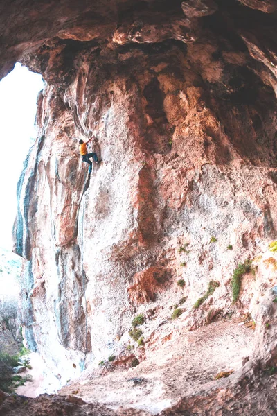 Человек Взбирается Скалу Камень Форме Арки Пещера Фитнес Открытом Воздухе — стоковое фото