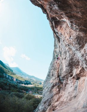 Bir kadın rock tırmanıyor. Doğada tırmanma. Fitness açık havada. Aktif yaşam tarzı. Ekstrem Sporlar. Doğal bir rahatlama atlet trenlerde. Eğitim pitoresk bir yerde. Türkiye'de dağcılık.