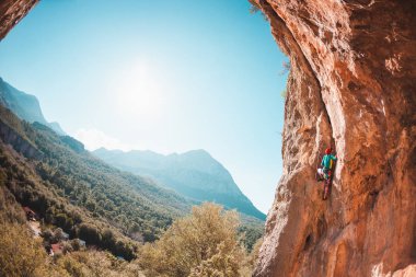 Bir kadın rock tırmanıyor. Rock bir kemer şeklinde. Mağara. Ekstrem Sporlar. Doğal bir rahatlama atlet trenlerde. Atlet zor bir tırmanış rota üstesinden gelir. Türkiye'de dağcılık.