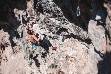 Bir kadın rock tırmanıyor. Doğada tırmanma. Fitness açık havada. Aktif yaşam tarzı. Ekstrem Sporlar. Doğal bir rahatlama atlet trenlerde. Türkiye'de dağcılık.
