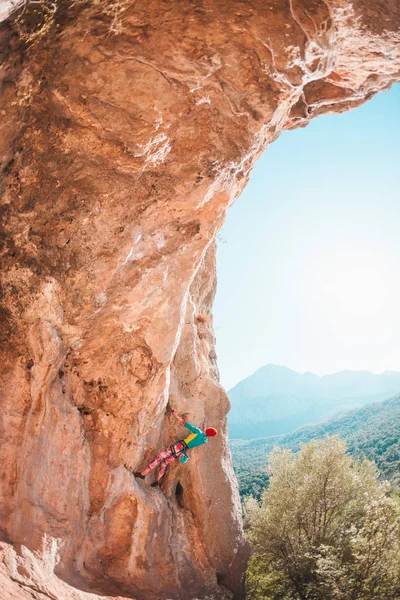 Una Mujer Sube Roca Roca Forma Arco Cueva Deportes Extremos — Foto de Stock