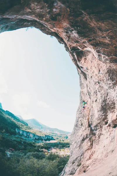 Una Mujer Sube Roca Escalada Naturaleza Fitness Aire Libre Estilo — Foto de Stock