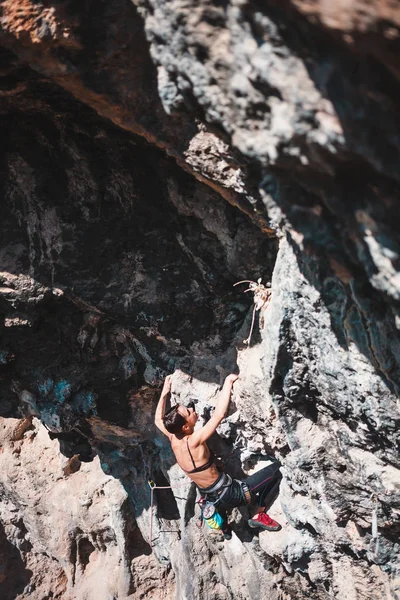 Une Femme Grimpe Rocher Escalade Dans Nature Fitness Extérieur Mode — Photo