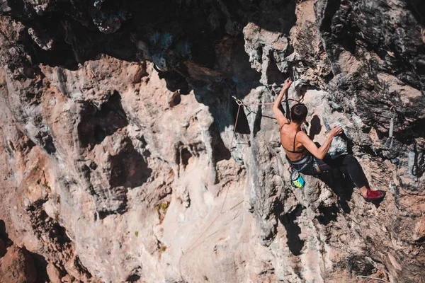 Жінка Піднімається Скелі Сходження Природі Фітнес Відкритому Повітрі Активний Спосіб — стокове фото