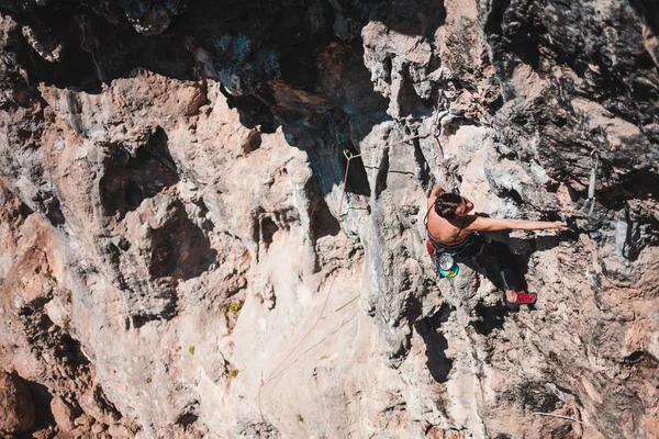 Жінка Піднімається Скелі Сходження Природі Фітнес Відкритому Повітрі Активний Спосіб — стокове фото