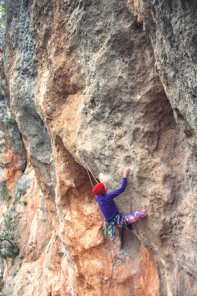 岩の上の岩登り 少女は登ろうとしている 自然の中でスポーツ アクティブなライフスタイルとフィットネス屋外 極端な趣味だ ハーディ ウーマン — ストック写真