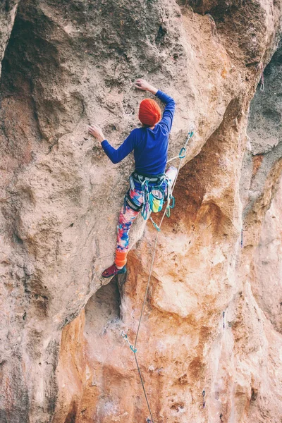 Ein Bergsteiger Auf Einem Felsen Das Mädchen Macht Einen Aufstieg — Stockfoto