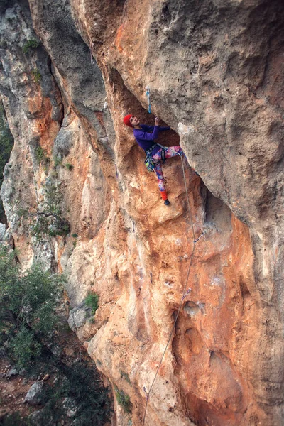 Arrampicatore Una Roccia Ragazza Sta Facendo Ascesa Sport Nella Natura — Foto Stock