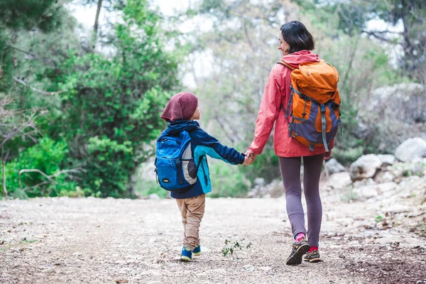 Egy nő sétál fiával, az erdőn át. — Stock Fotó