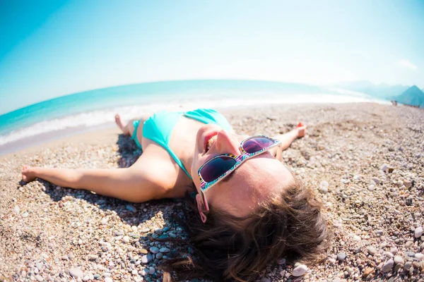 La ragazza prende il sole sulla spiaggia . — Foto Stock