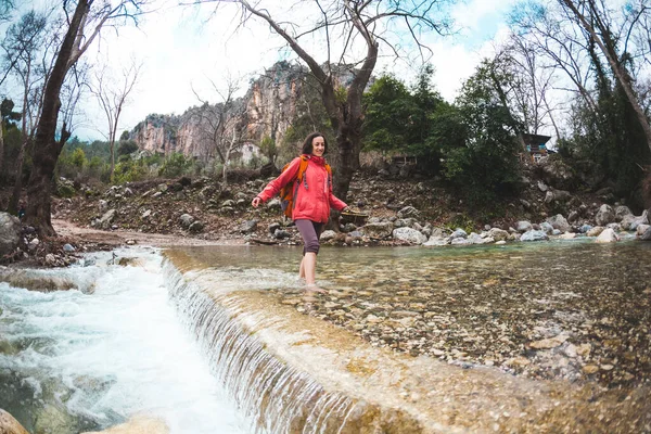 산강을 가로지르는 맨발의 소녀. — 스톡 사진