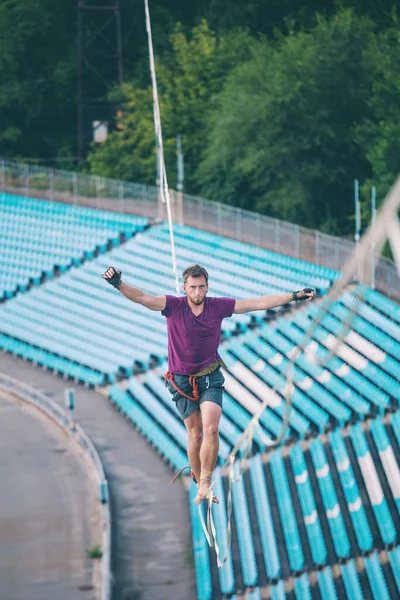 Highliner megy át a stadion. — Stock Fotó