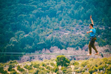 Highline dağlarda.