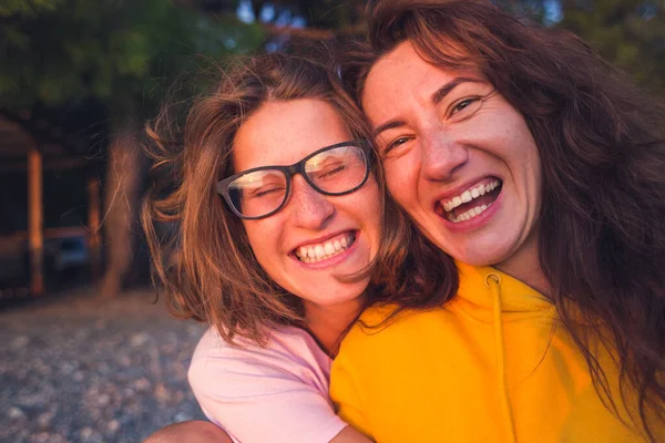 Två glada kvinna vänner skrattar — Stockfoto