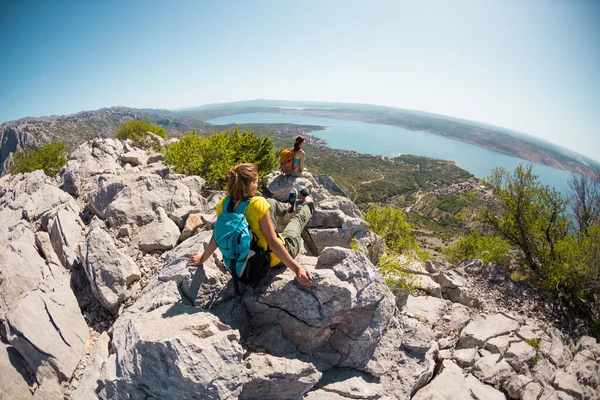 Due donne viaggiano con zaini . — Foto Stock