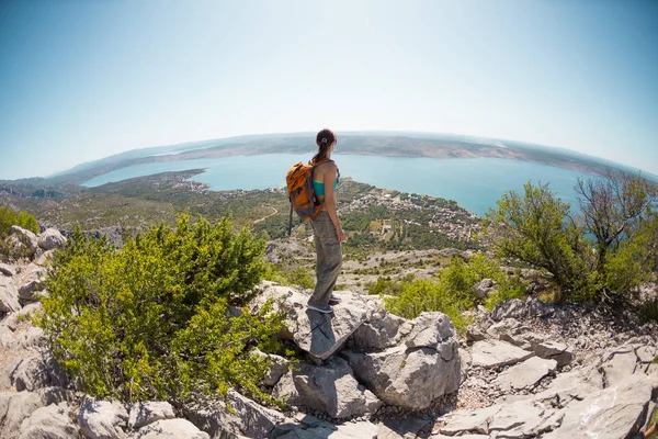 Ragazza sullo sfondo del mare e delle montagne . — Foto Stock