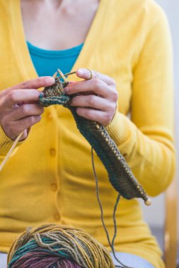 genç kadın örgü. 