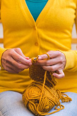 Kadın örgü örüyor..