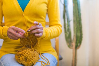 Kadın örgü örüyor..