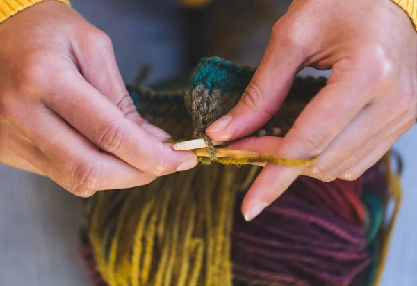 Jovem mulher está tricotando . — Fotografia de Stock