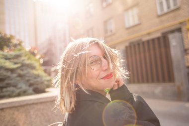 Gözlüklü sarışının portresi..