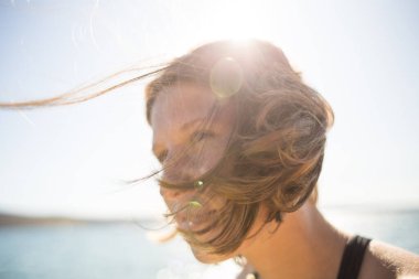 Rüzgarda savrulan saçlar.