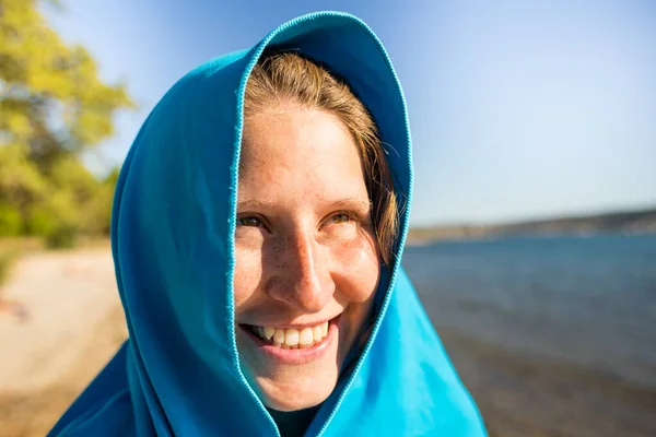 Ragazza sorridente nel cappuccio . — Foto Stock