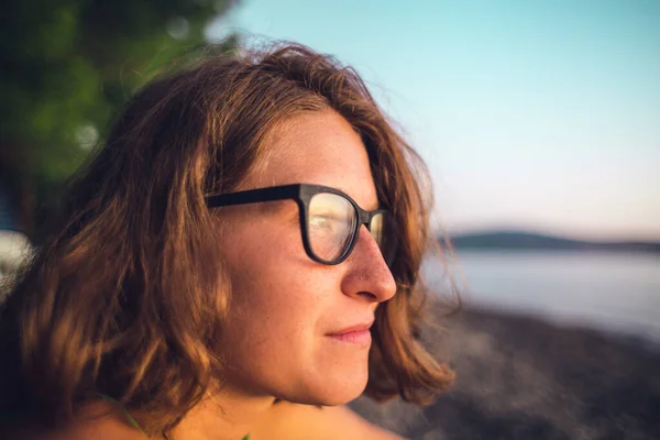 Ritratto di una ragazza con gli occhiali. — Foto Stock