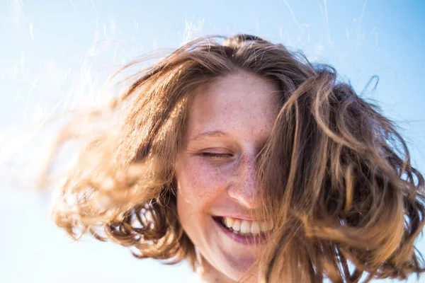 Retrato de una chica sonriente con pecas. —  Fotos de Stock