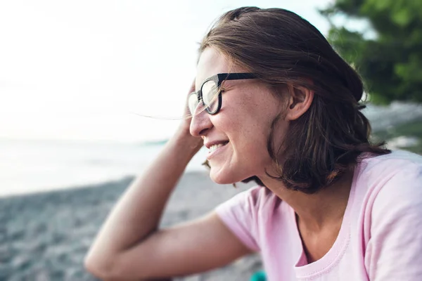 Ritratto di una ragazza con gli occhiali. — Foto Stock
