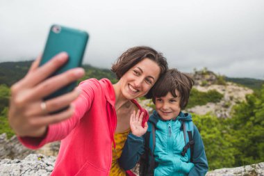 Çocuk annesiyle fotoğraflandı..