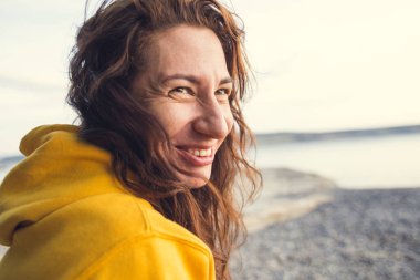 Uzun saçlı bir kızın portresi..