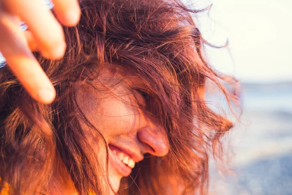 Retrato de una chica de pelo largo . —  Fotos de Stock