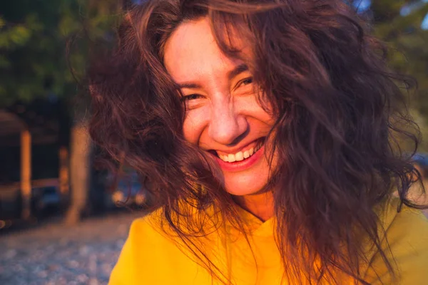 Retrato de una chica de pelo largo . —  Fotos de Stock