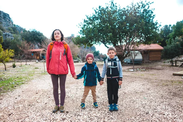 Bir kadın iki çocukla seyahat eder.. — Stok fotoğraf