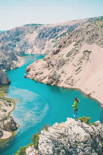 Una mujer viaja a lugares pintorescos en Croacia . — Foto de Stock