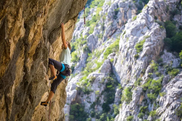 Escalada en roca y montañismo en el Parque Nacional Paklenica . — Foto de Stock