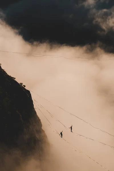 İki dağcı bulutun üstünde bir çizgi üzerinde.. — Stok fotoğraf