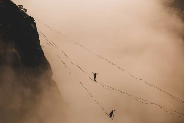 Dos resaltantes están en una línea por encima de la nube . —  Fotos de Stock