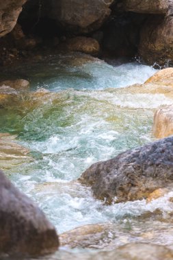 Nehrin dibinde büyük çakıl taşları. 