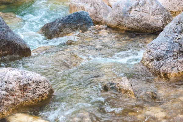 Grandes guijarros en el fondo del río . —  Fotos de Stock