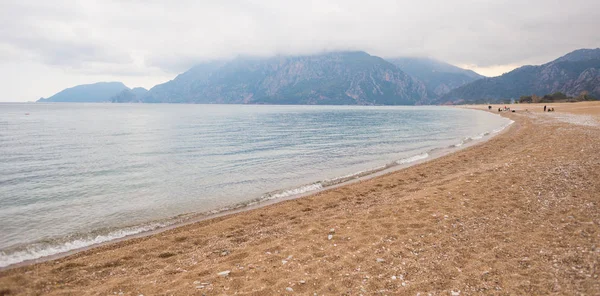 Bulutlu bir günde deniz. 