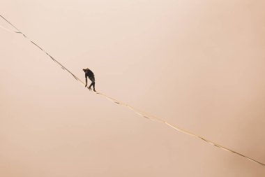 Highliner bulutların üzerinde bir sapan gider.