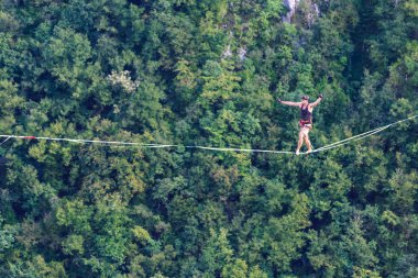 Highline dağlarda.